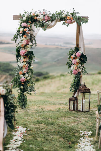 arco-bonito-decorado-com-composicao-floral-ao-ar-livre