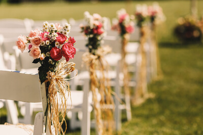 arcos-de-corda-corda-rosa-bouquets-para-cadeiras-brancas