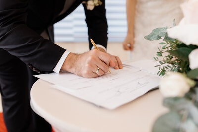 casal-apaixonado-esta-assinando-documentos-oficiais-de-casamento