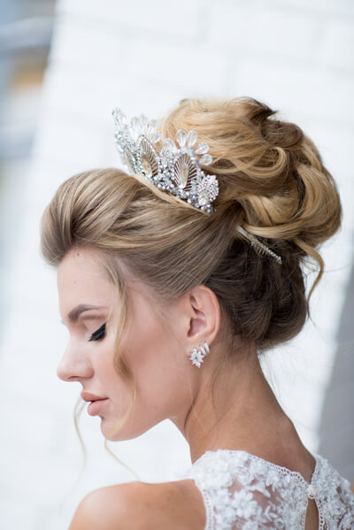 linda-loira-noiva-com-alto-penteado-e-grinalda-de-prata-preciosa-no-cabelo-dela
